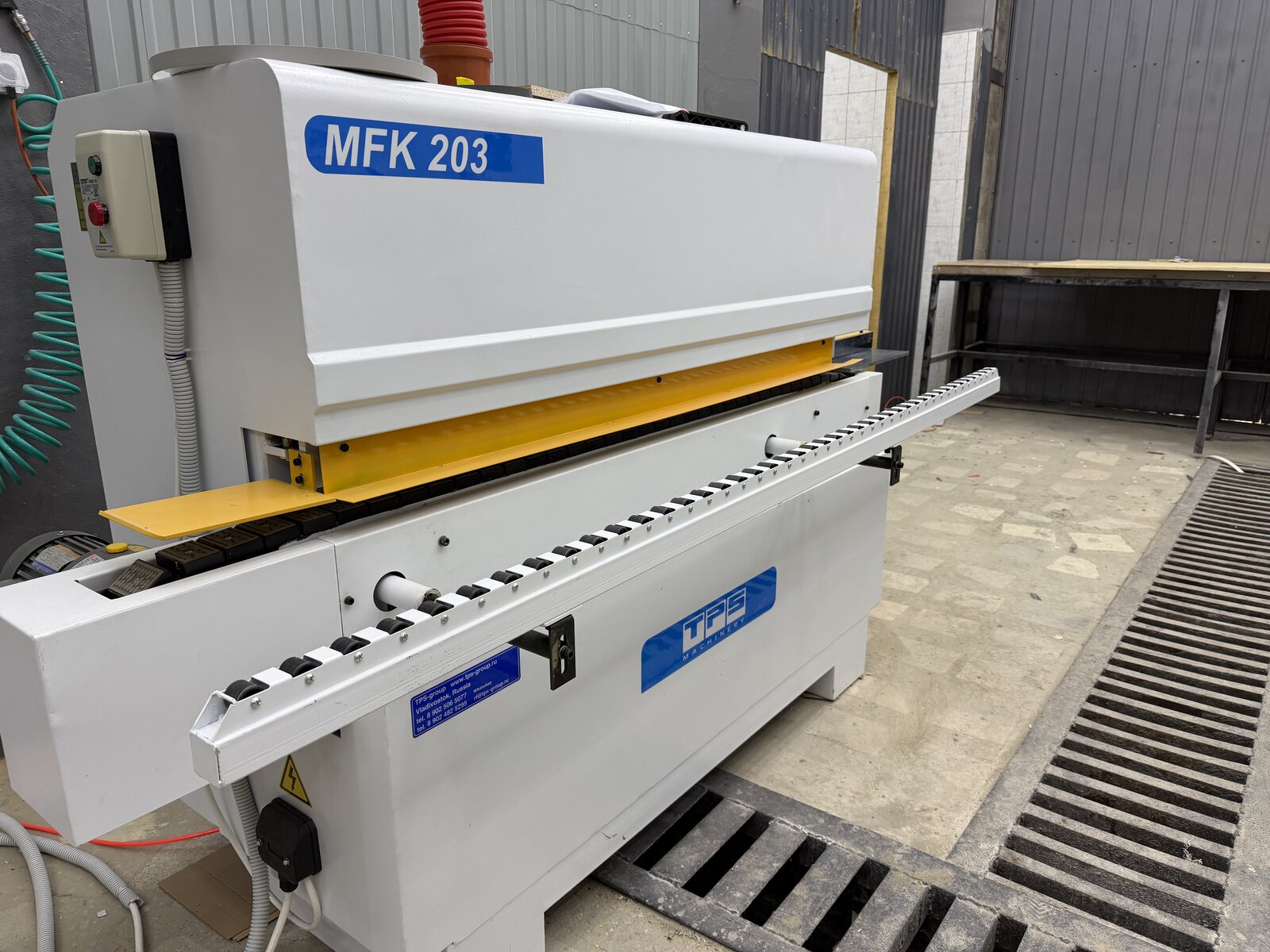 Кухонный гарнитур на заказ во Владивостоке — фасады МДФ, столешница из камня (СКАЙСИТИ)