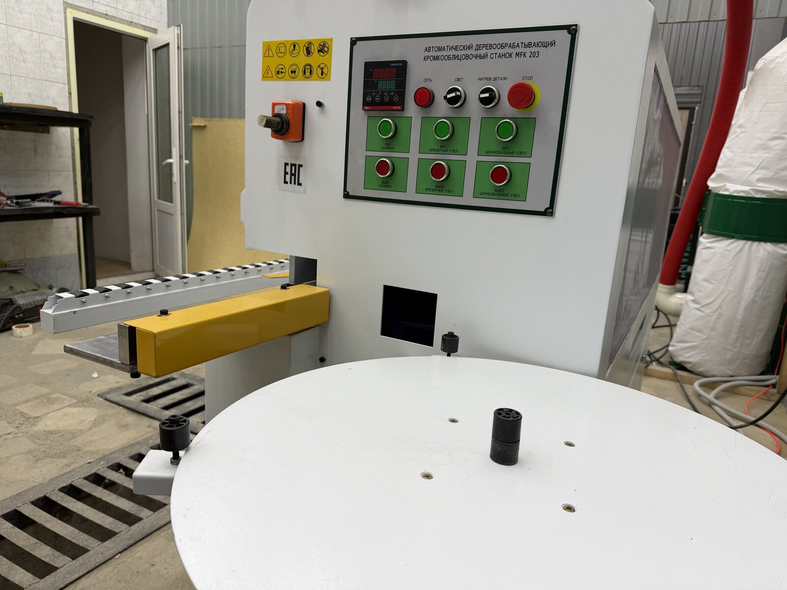 Корпусная мебель на заказ — встроенный шкаф под потолок, проект СКАЙСИТИ