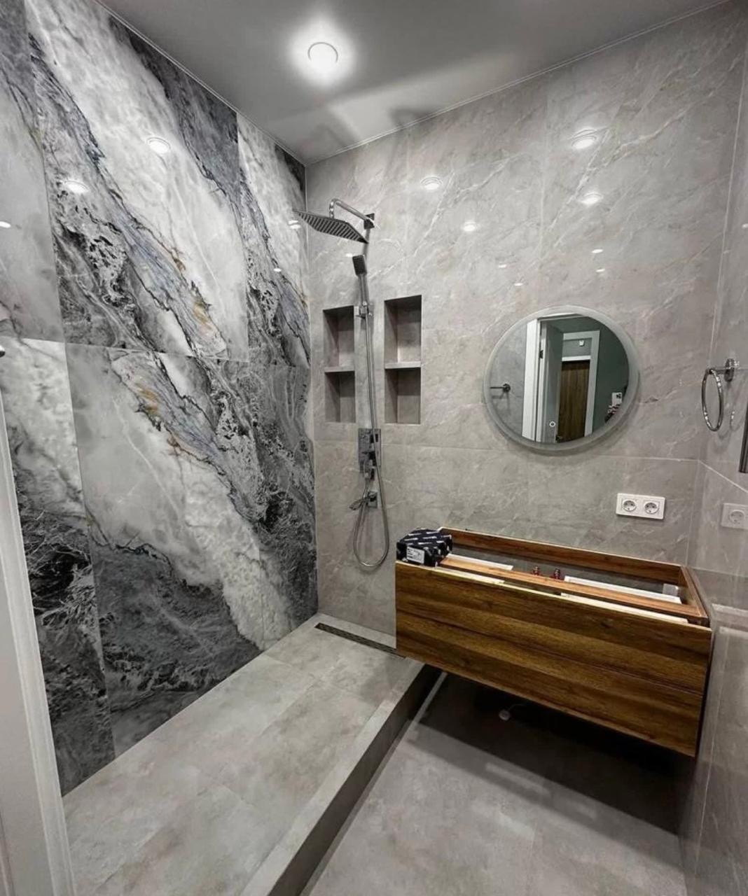 Скрытый монтаж — мраморный керамогранит и душевая зона