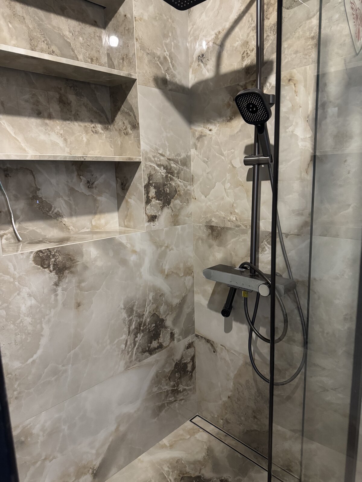 Изделие из керамогранита — скрытый монтаж