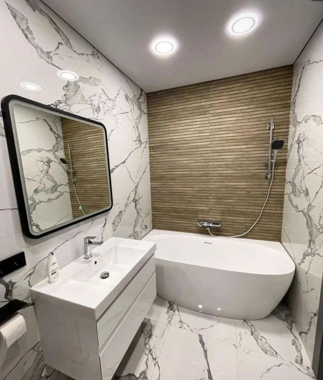 Ванная со скрытым монтажом и керамогранитом под мрамор