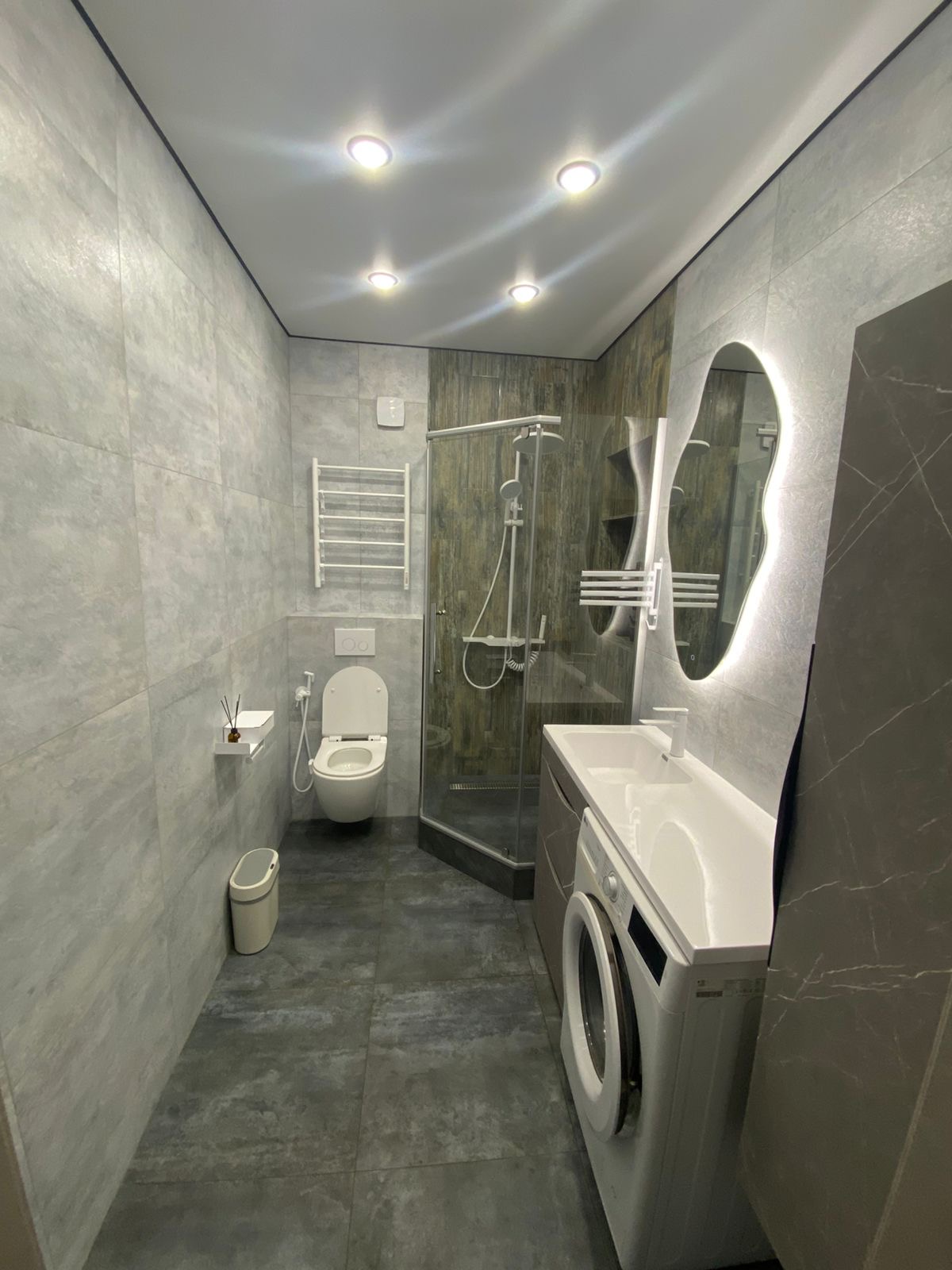 Санузел со скрытой инсталляцией и крупноформатным керамогранитом