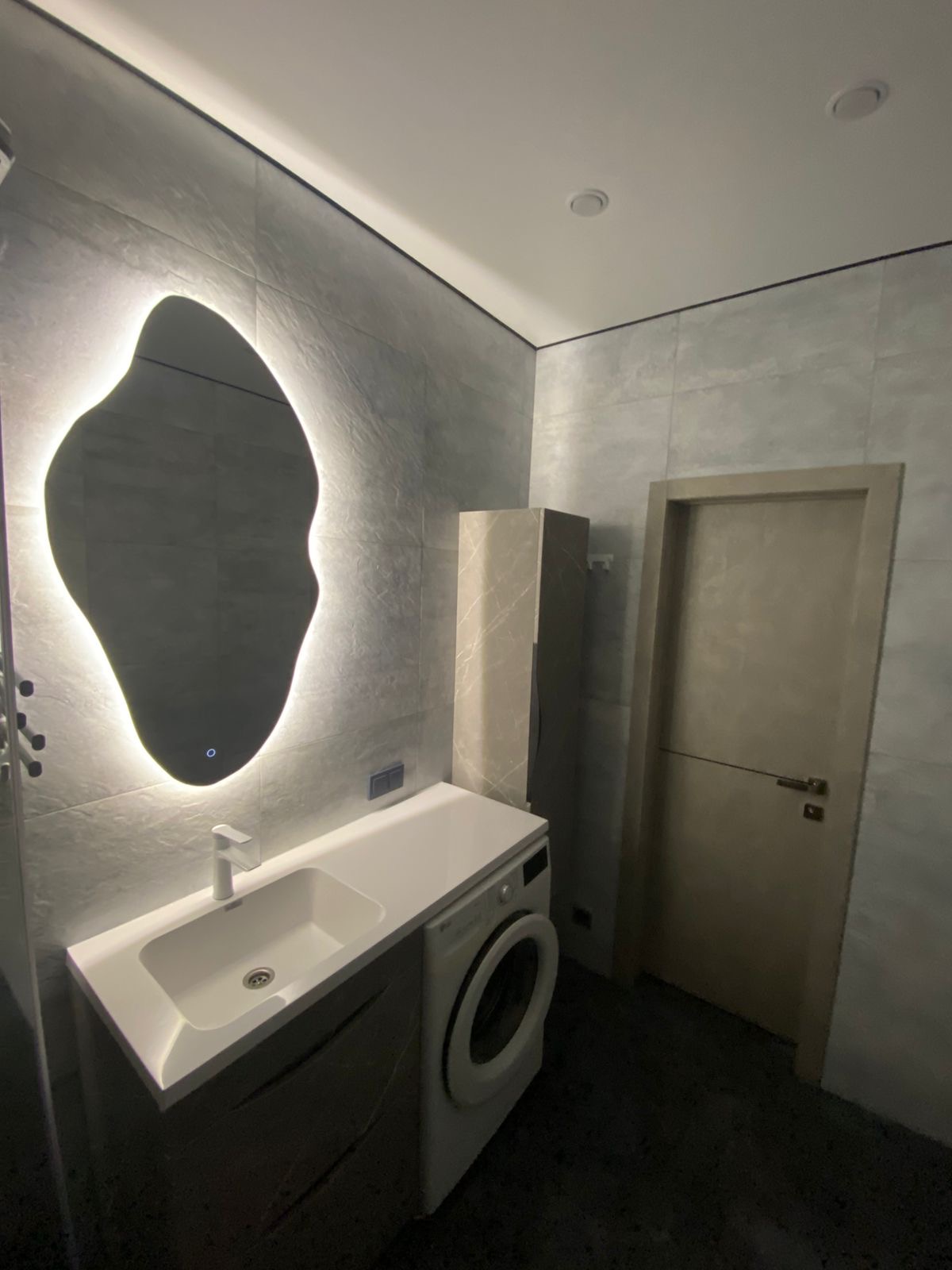 Минималистичный санузел со скрытым монтажом