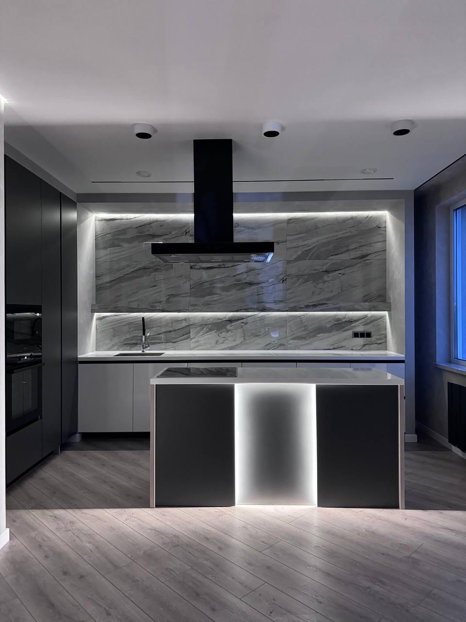 Кухонный фартук из крупноформатного керамогранита под мрамор