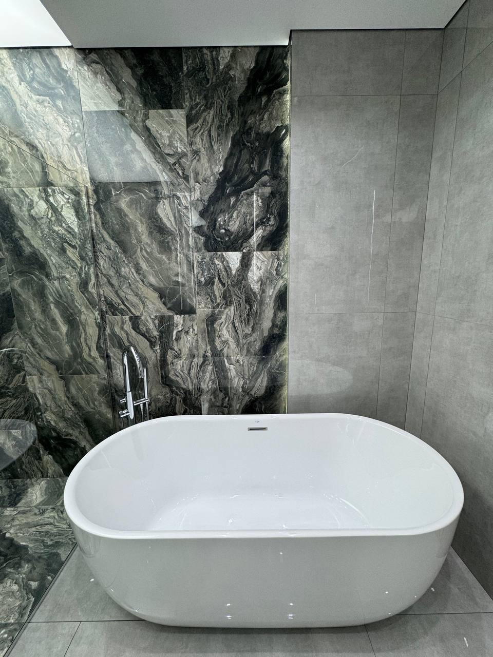Ванная зона с керамогранитом под мрамор и отдельностоящей ванной