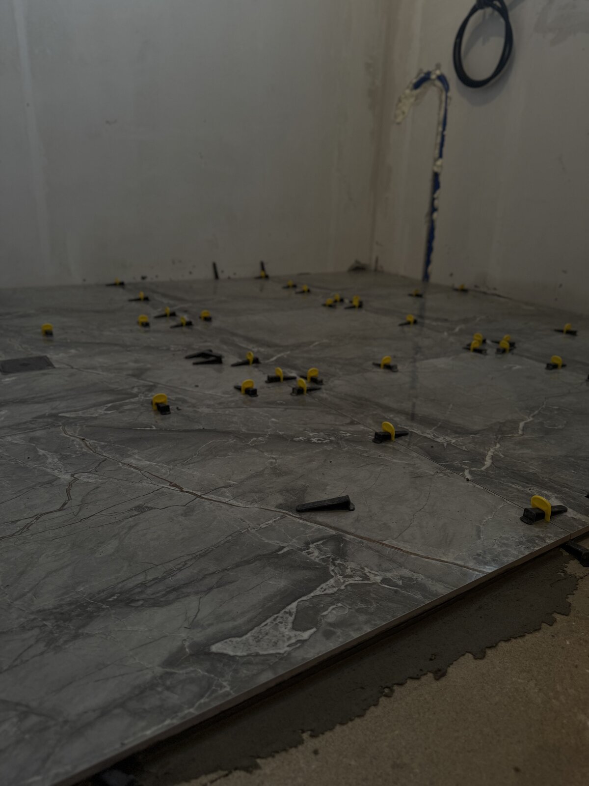 Изделие из керамогранита — скрытый монтаж